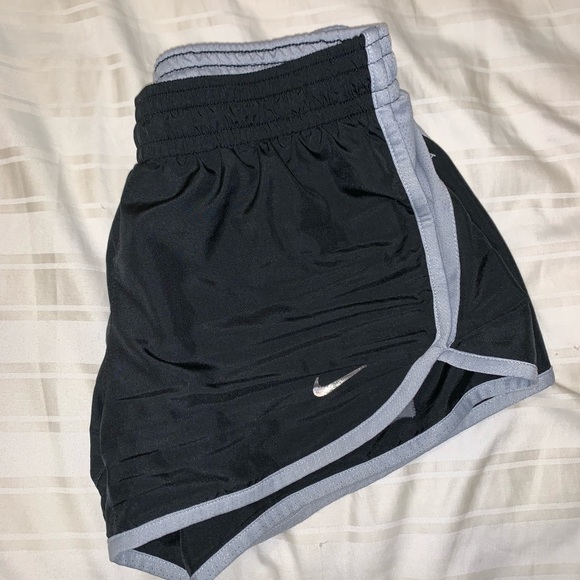 Black nike shorts - Picture 3 of 3